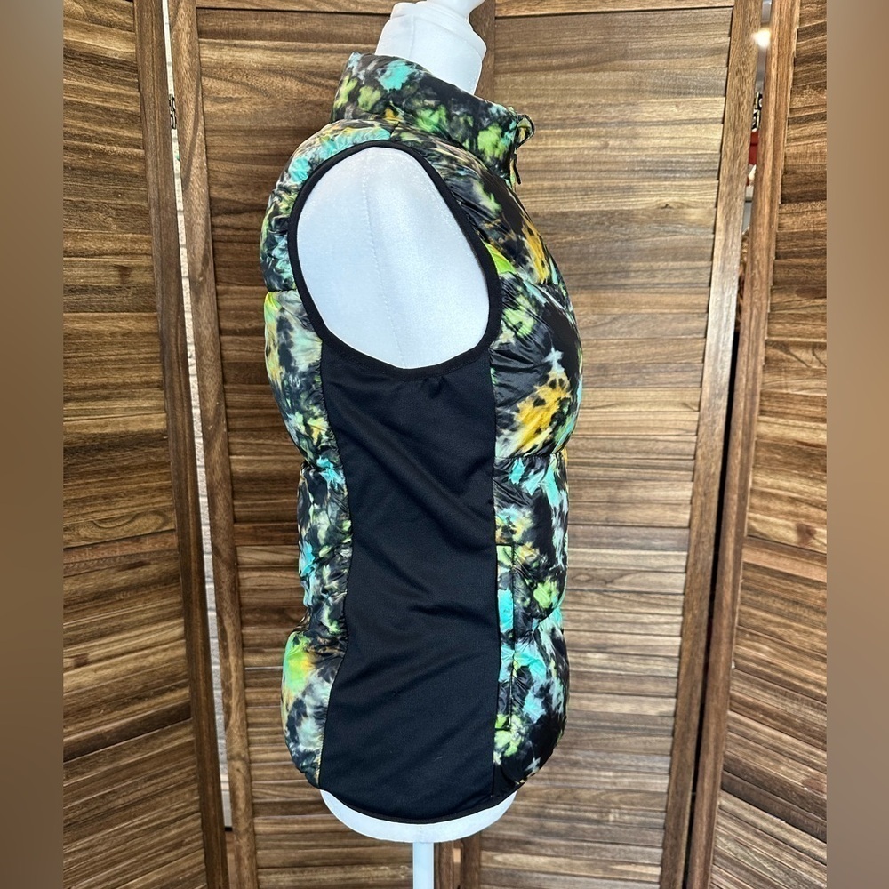Fabletics Elliot Packable Puff Vest Tie Dye Trip - Picture 7 of 13